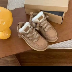 Beiga sneakers med foder och snörning - Säljer ett par helt nya vinterskor, finns i storlekarna 36-41