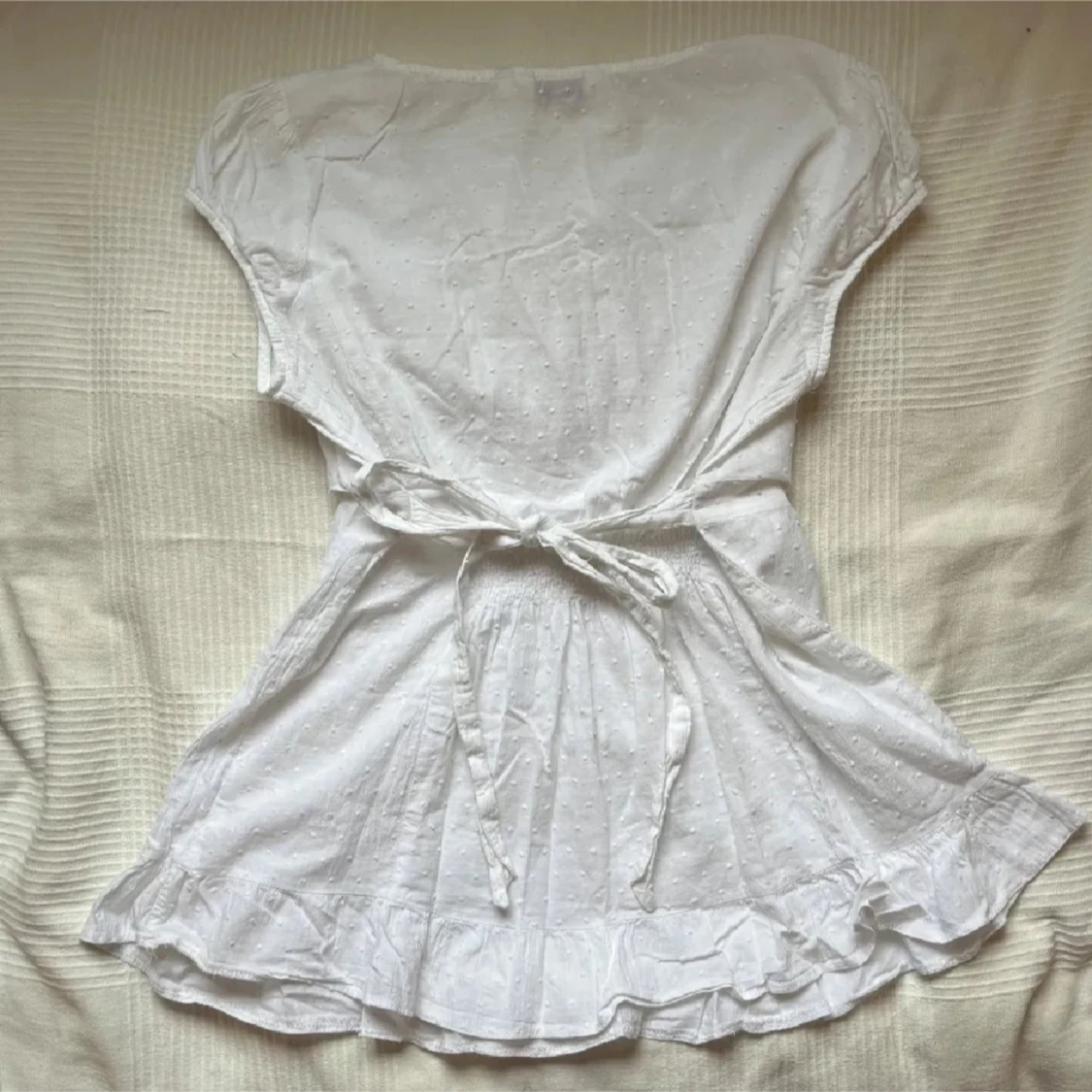 Vit blus med spets och volang - 1