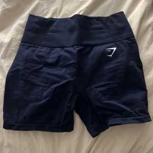 Mörkblå seamless vital 2.0 Gymshark träningstights shorts - Säljer ett par mörkblå seamless vital 2.0 gymshorts från Gymshark