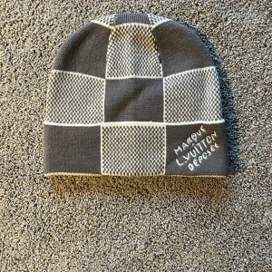 LV Mössa - Helt ny & Oanvänd ✔️, kommer med tags 🏷️, fraktas inom 1 dag 🚀, Onesize (passar alla), kontakta gärna för mer info ☺️