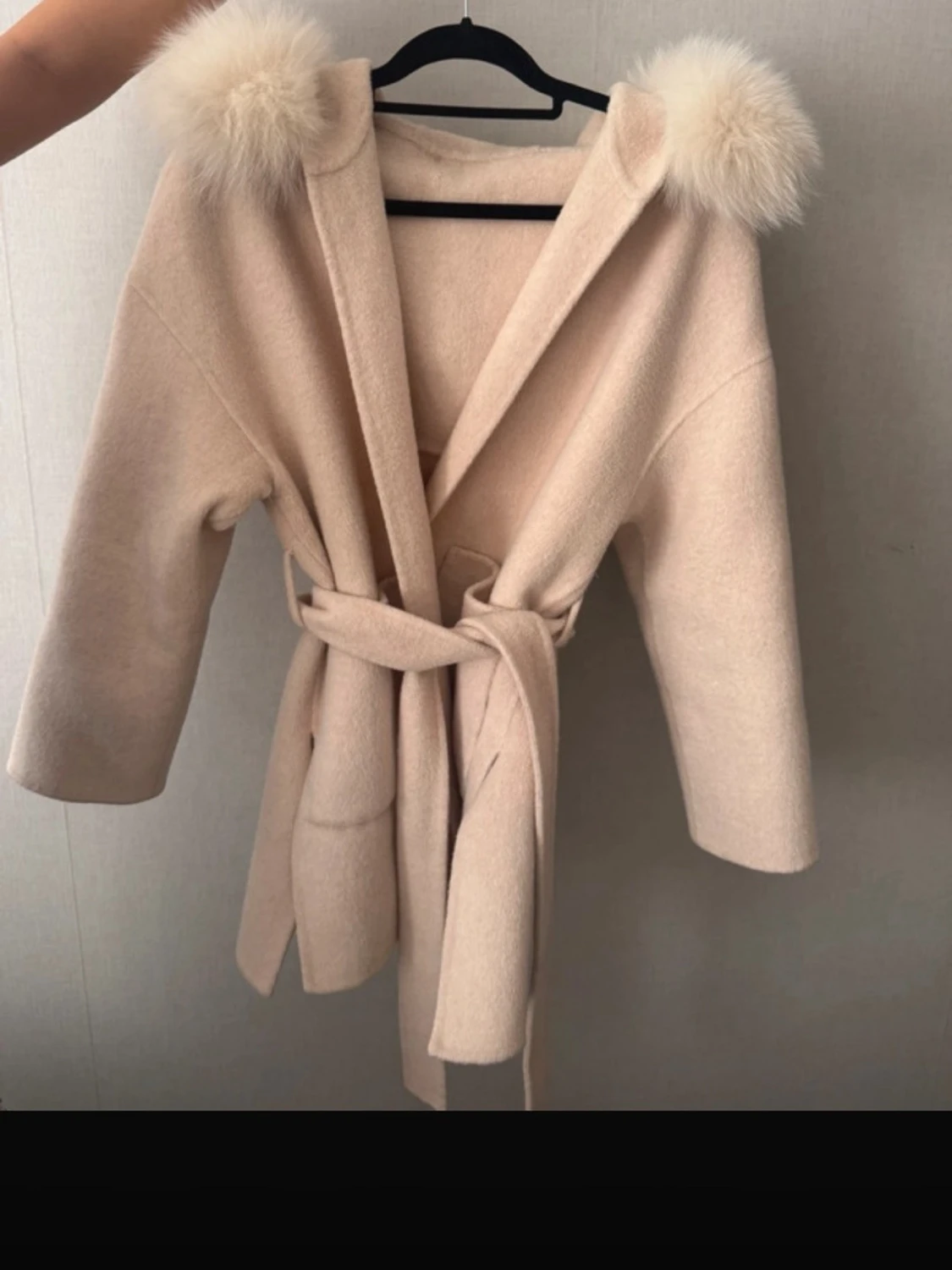 Beige kappa med fuskpäls och bälte - 3