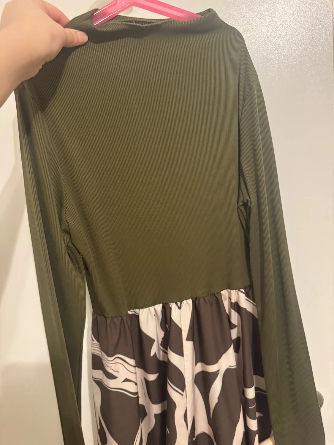 Långklänning med grönt ribbat liv