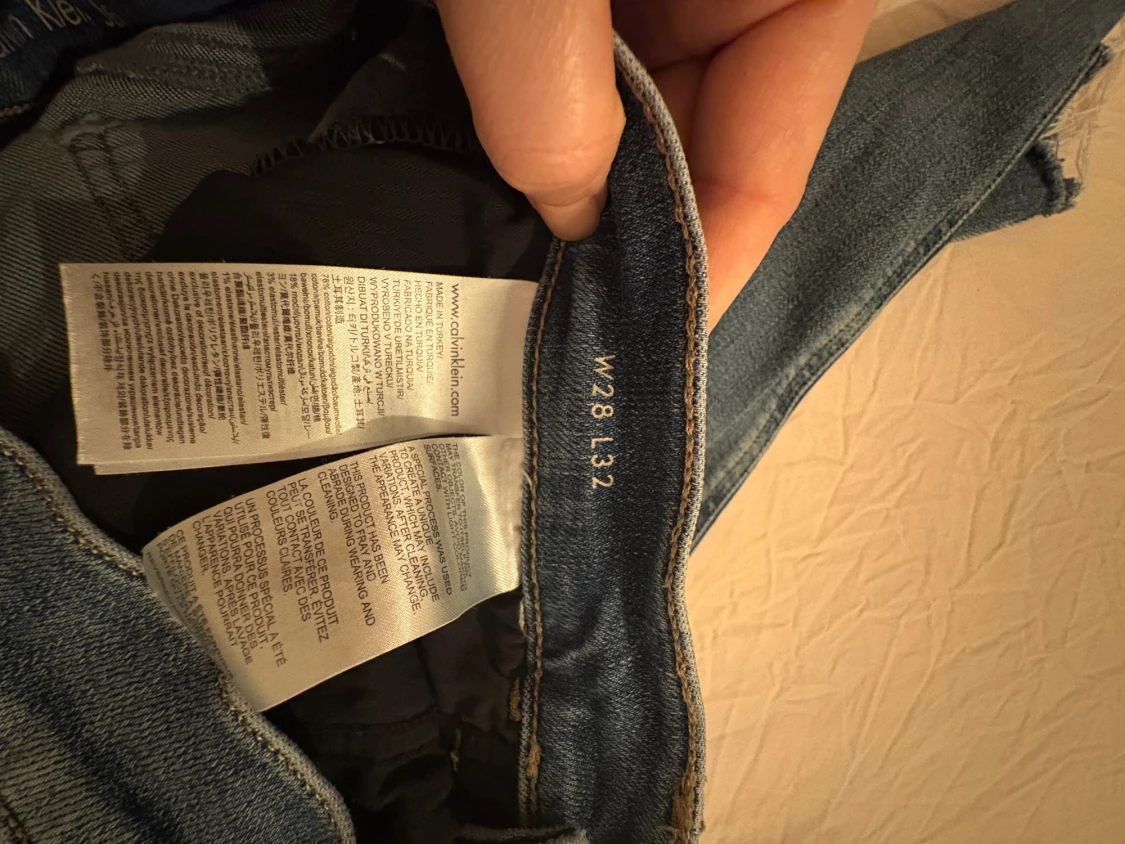 Blå Calvin Klein jeans med slitningar - 1