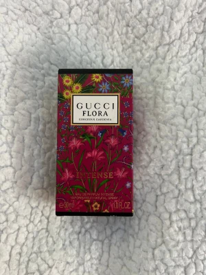 Gucci Flora Gorgeous Gardenia Intense - Gucci Flora Gorgeous Gardenia Intense parfym, 30 ml. Endast testad med en sprut, så i princip helt ny och full 🌺