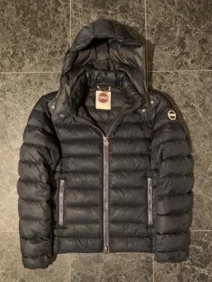 Colmar jacka  - Tja! Säljer en fet colmar jacka i storlek 44 vilket motsvarar ca S. Jättefint skick! Hör av dig vid frågor.