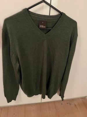 Tröja Oscar Jacobson  - Tjena, säljer denna gröna stickade v ringade tröjan från Oscar Jacobson. Det är storlek M. Kan sänka pris vid snabb affär.