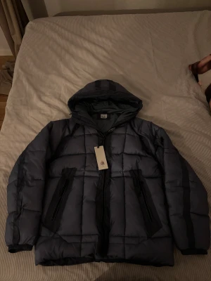 Cp company  - Den är helt ny bara testat men va lite på mig den är i storlek L och ingen fel på jackan för mer frågor skriv till mig. Pris kan diskuteras 