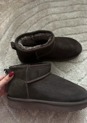 Bruna boots från Cushionaire - Helt nya Mysiga bruna uggs från Cushionaire med rund tå och platt sula. Utsidan är i mocka och insidan är fodrad med mjuk päls för extra värme. Perfekt för kalla dagar. Dem är i storlek 6M ( jag har 36-37) & orginalpris är 1085.