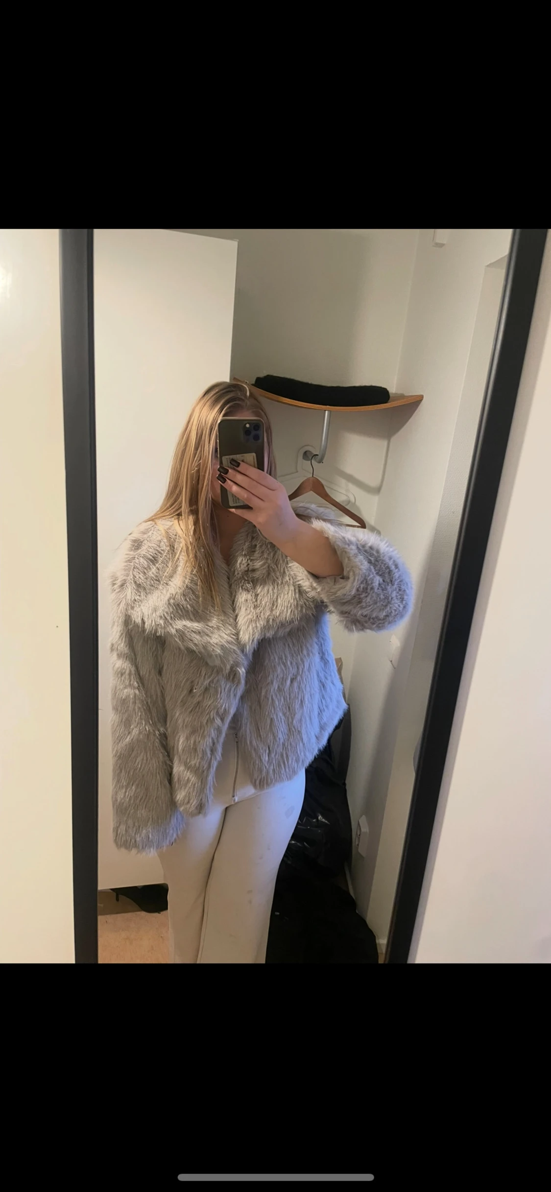 Beige pälsjacka med bred krage - 1