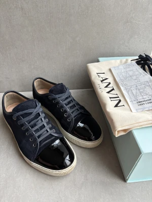 Lanvin skor - ett par navy lanvin skor || storlek uk 8 ≈ EU 43 || skick: 7/10 || box, dustbag, extra skosnören och kvitto medföljer! ( köpta för 5200kr på NK ) || hör gärna av er vid intresse🙌🏽🙌🏽