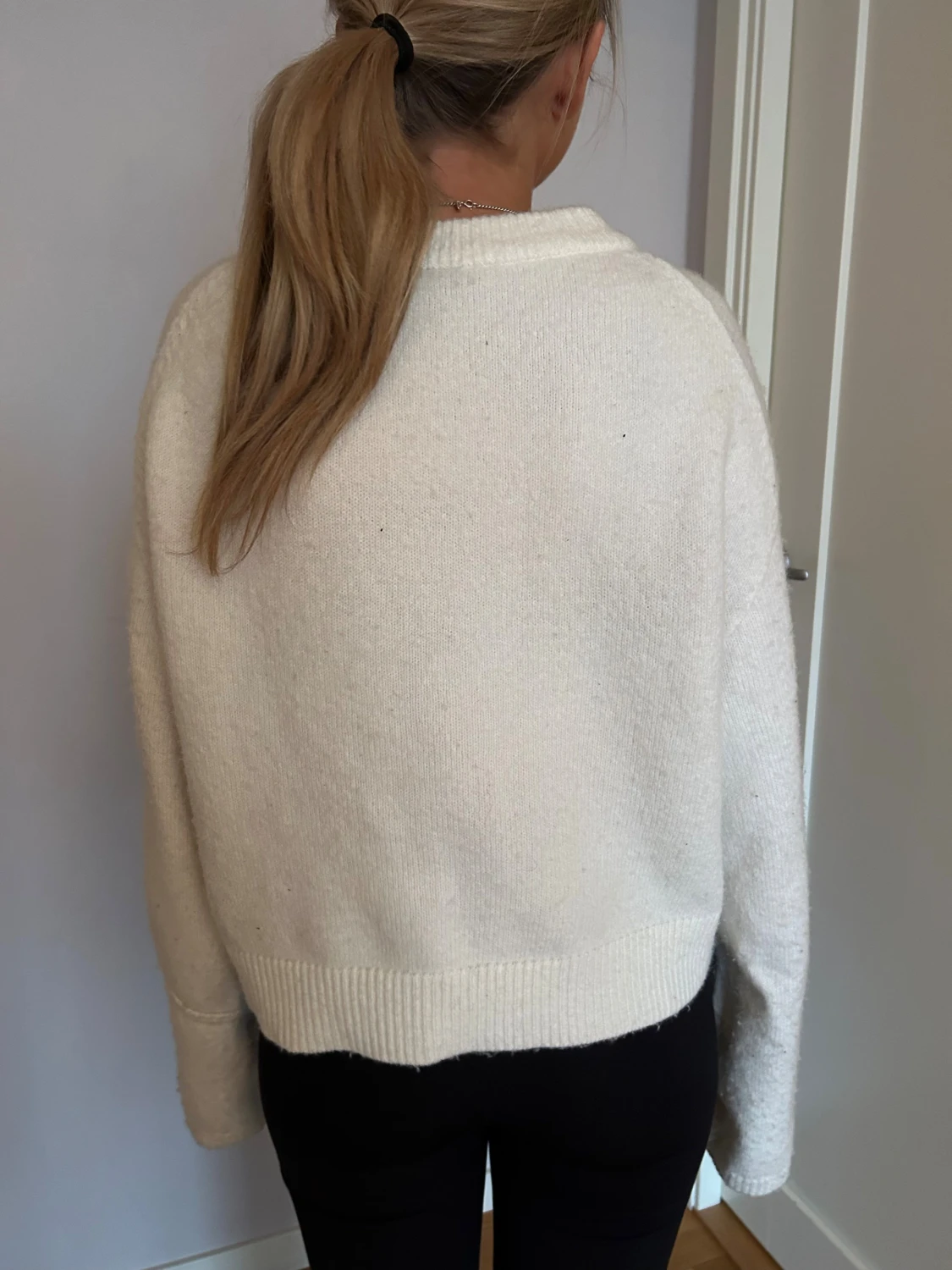 Vit stickad tröja med rosettdetalj - 1