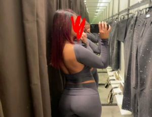 "Mjukis/yoga-set" från Ginatricot🩶  - "Mjukis/yoga-set" från Ginatricot   Storlek tröja: XS Storlek byxa: XS Färg: mörkgrå  Hela setet ingår!