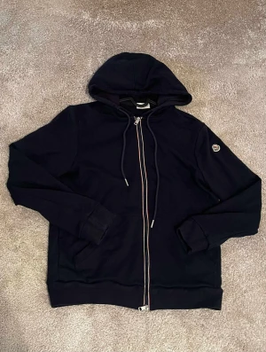 Môňĉłêr Hoodie - Aldrig använd passar mig inte längre. Storleken är M men passar lite större S och M 