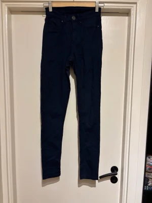 Marinblå byxor, FLASH. VIKTIGT- läs om storlek  - Storlek:34 (passar 36-38)  Tvättråd: 40°  Säljer samma modell i beige. 