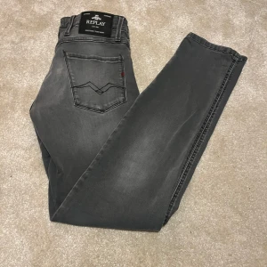 Replay anbass jeans - Ett par otroligt schyssta replay anbass jeans i storlek 29-32 slim! Ny pris 1599