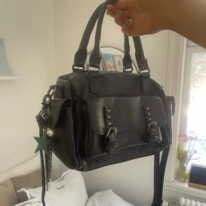 Trendig väska - Söt och cool väska. Nästan aldrig använd. Finns inga defekter❣️skriv för fler bilder!