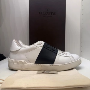 Valentino open navy blue - Sällsynta valentino opens i navy blue, storlek 42 passar oftast högre, mycket bra skick!