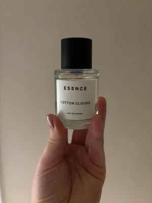Essnce Cotton Clouds  - Essnce cotton clouds, luktar fräscht. För du som vill lukta gott men inte skrika parfym
