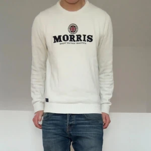 Vit Morris tröja - Säljer en sjukt fet vit tröja från Morris. Strl M sitter som M, bra skick eftersom den har varit väll omhändertagen. Hör gärna av er vid frågor eller funderingar!!