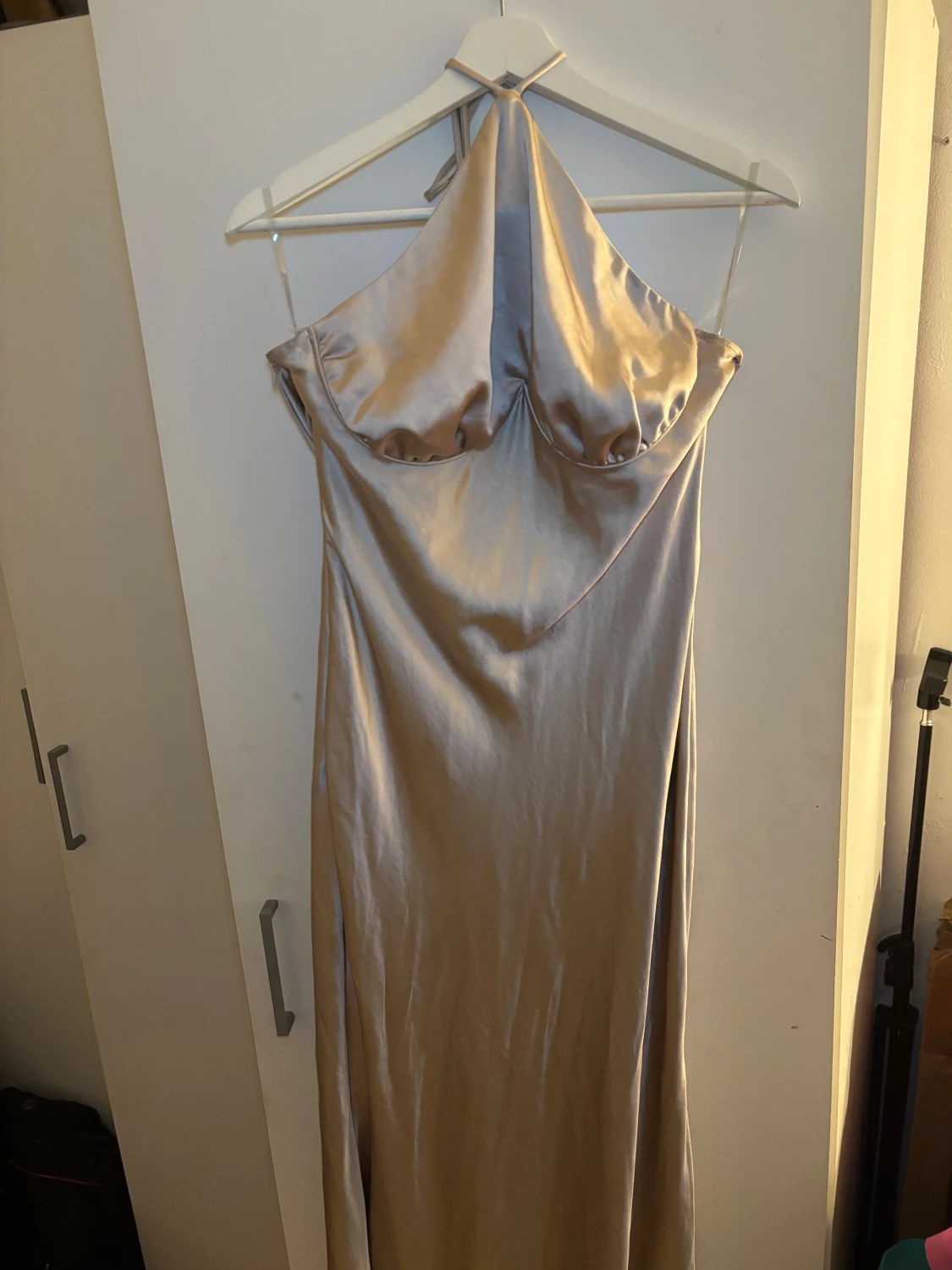 Champagnefärgad långklänning i satin - 1