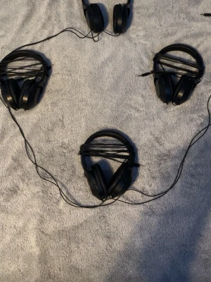 Philips kabelanslutna over-ear hörlurar - Säljer flera Philips over-ear hörlurar med kabel och 3,5mm kontakt. Hörlurarna är i gott skick med mjuka öronkuddar och fungerar utmärkt för musik, film eller gaming. Inga synliga skador eller större slitage. Perfekt för dig som söker bekväma och prisvärda hörlurar. Hörlurarna passar till datorer, gamla Android telefoner/iphones, Chromebooks och mer. 25kr/st