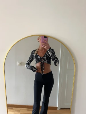 Croppedtopp  - Mönstrad topp i kortare modell med knytning framtill, har aldrig kommit till användning (endast testad)🤍🖤