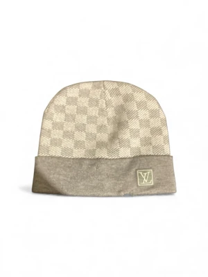 Rutig beige mössa f - Mössa den har en litet hål som ni kan se på bilden därför säljs så billigt