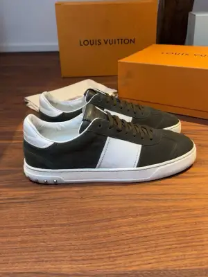 Valentino flycrew kahki grön mocka. Alla nitar kvar. Medföljer 2 dustbags. Storlek 44 passar 45. Skick 8-9/10.