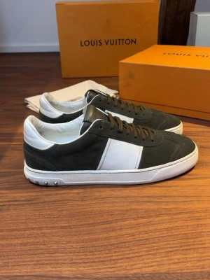 Valentino Flycrew - Valentino flycrew kahki grön mocka. Alla nitar kvar. Medföljer 2 dustbags. Storlek 44 passar 45. Skick 8-9/10.