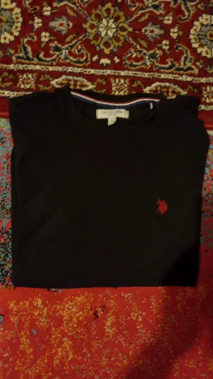 Svart t-shirt från U.S. Polo Assn S - Har använt 2 gånger bara💯. Om ni letar efter en bra t-shirt då rekommenderar jag att köpa den här t-shirt👍. Jätte bra kvalitet✅️