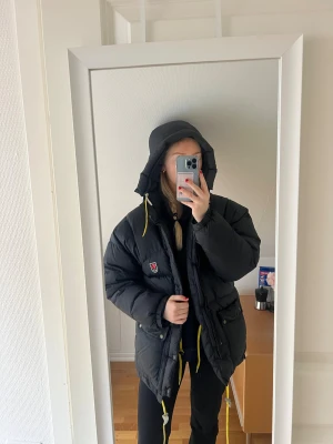 Fjällräven Dunjacka Svart - Så snygg och varm jacka som är perfekt nu till vintern! Den är i modellen ”expedition down jacket”. Storleken är xxxs men passar mig bra (lite oversize) på mig som annars har xs-s.🫶🏼Den är i superfint skick! Det finns några pyttesmå hål i det yttersta svarta tyget som endast syns om man kollar jättenära. (se bilder) Tyget vid dragkedjan har fransat sig lite men är ingenting som påverkar funktionen!🫶🏼