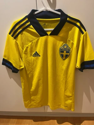 Sverige Fotbollströja - Adidas  - Sverige fotbollströja i gott skick, köpt från Intersport för ca 2 år sedan. Väldigt sparsamt använd. 