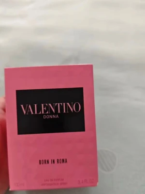 Valentino Donna Born In Roma 100ml - Valentino Donna Born In Roma Eau de Parfum, 100 ml. Snygg design och ikonisk look. Tillverkad i Frankrike. Perfekt för dig som vill sticka ut med stil.
