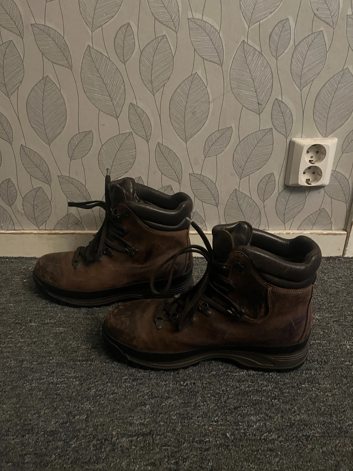 Bruna skinnkängor med snörning