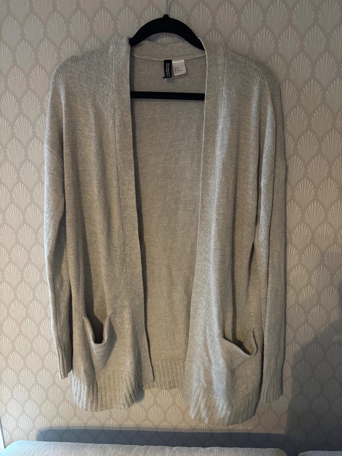 Ljusgrå stickad kofta från Divided