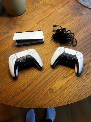 2 PS5 DualSense-kontroller + Laddningsstation, Mycket Bra Skick - Tja! Säljer de här snygga PS5 DualSense-kontrollerna tillsammans med en laddningsstation. Kontrollerna är bara använda ett fåtal gånger och i mycket bra skick. Vid frågor eller för fler bilder - skicka gärna ett meddelande. Mvh William