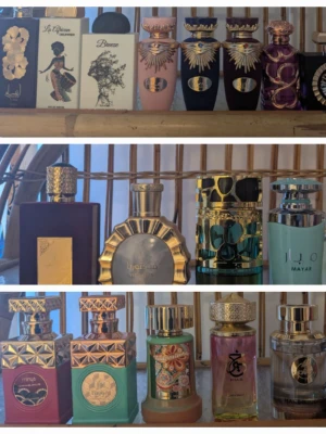 Lattafa och Paris corner split 💜 - Splittar mina parfymer från Lattafa och Paris corner I glasdekanter med spray ✨️2 ml-20 kr,5 ml-45 kr✨️Se listor bland bilderna vilka som finns, tryck på bilderna för att se all text ✨️Skriv vilka du önskar så lägger jag ut som ett nytt paket ✨️Obs❣️Splittar många olika märken och kan samfrakta se mina annonser ❣️