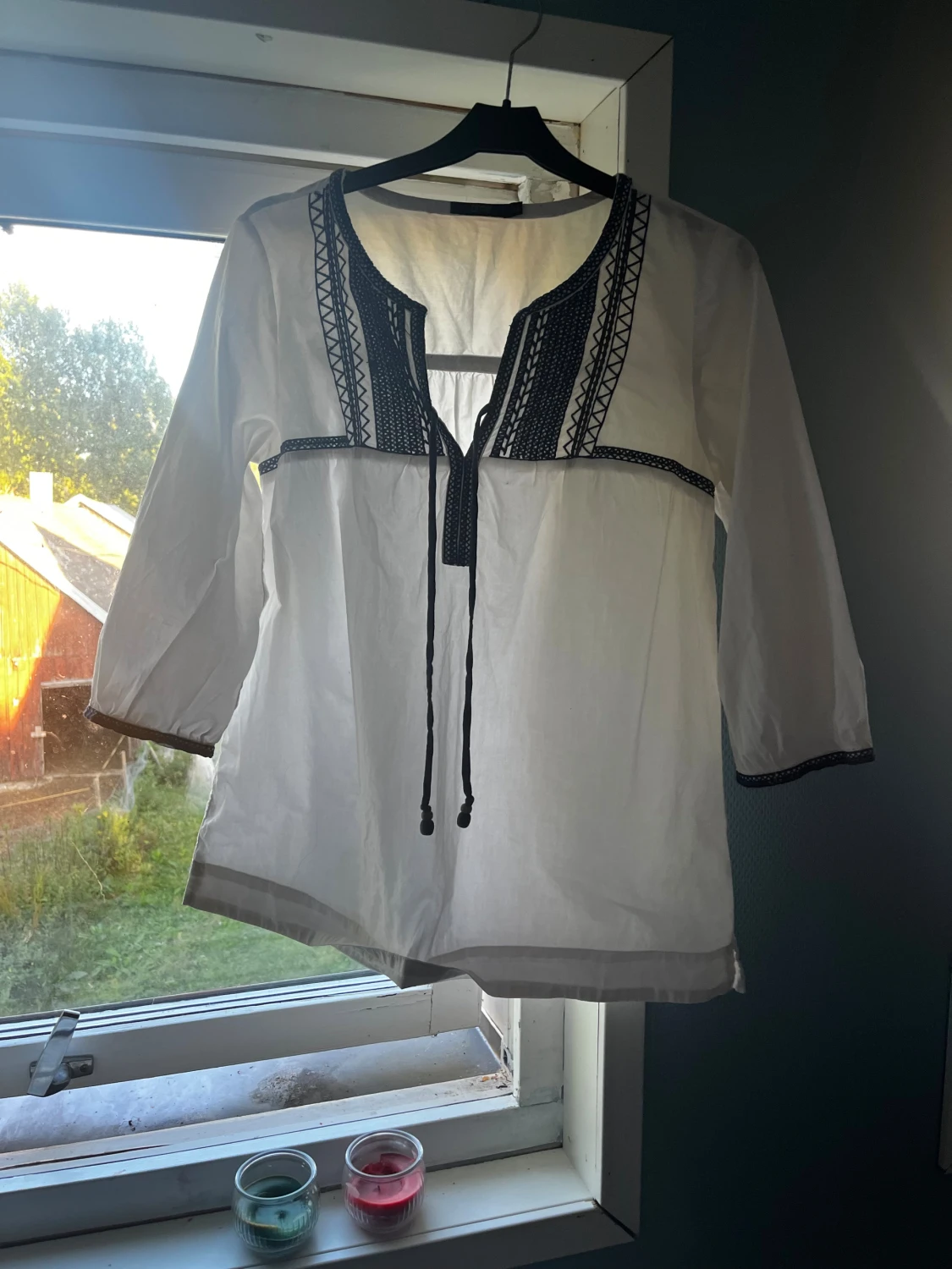 Snygg blus med broderi - 1