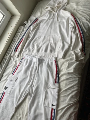 Nike - Hej säljer nu min Nike Tracksuit i storlek XL. Köptes från Zalando. Nypris 1500:- Knappast använd då den är för stor. Varan säljs inte längre någonstans och är i väldigt gott skick då jag knappast använt den. Skriv vid intresse och tveka inte för att ställa frågor.