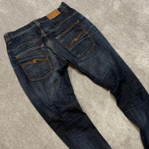 Nudie Jeans - Nudie Jeans | Modell: Tape Ted | Skick 9/10 mycket bra | Nypris ca 2500kr | Mitt pris 899kr | Midja: 42cm | Ytterbenslängd: 110cm | Benöppning: 17.5cm | Lår: 27.5cm |  Kom gärna pm vid frågor eller funderingar | Postas eller möts upp i Gävle!