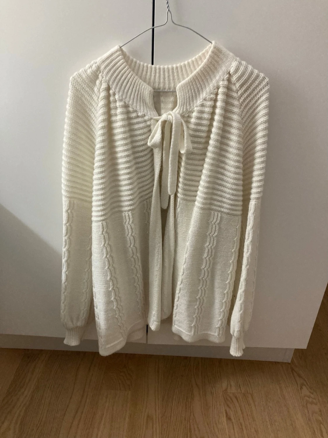 Vit stickad kofta med knyt