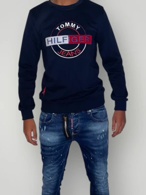 Tommy Hilfiger tröja strl XS blå - Helt ny. Fin replika med hög kvalitet. Modellen är 175cm lång. Normal i passformen. Pris: 799kr. Först till kvarn.Skickas inom 24h