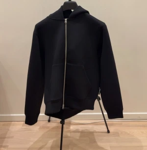 Svart dubbelzip Hoodie  - Säljer en oanvänd dubbelzip Hoodie från Jack and Jones helt oanvänd skön för chilldagar dm för mer bilder 