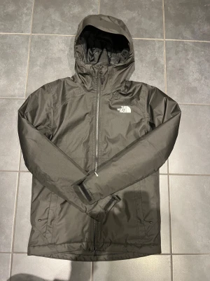 Svart jacka från The North Face - Säljer en svart jacka från The North Face.             Helt Ny! Jackan är en vindjacka men funkar riktigt bra till vintern också, Den är varm!! 
