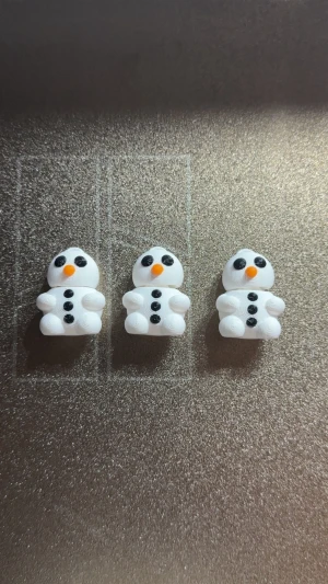 1st 3D-Printad Mini Flexibel snögubbe nyckelring - En perfekt julklapp inför Julen! En nyckelring i form av en snögubbe som är flexibel. Den går att vicka och vrida på och samtidigt gör den en satisfierande ljud! Det går att beställa flera åt gången via meddelanden! För andra frågor, vänligen kontakta mig