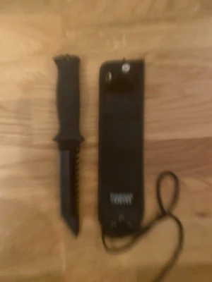 Jakt och fiske kniv och natur räddare - En mycket bra kniv av hög kvalitet och i gott skick ett måste om man tycker om att vara ute i naturen och fiska samt jaga den fyller många funktioner som behövs när man är natur människa.