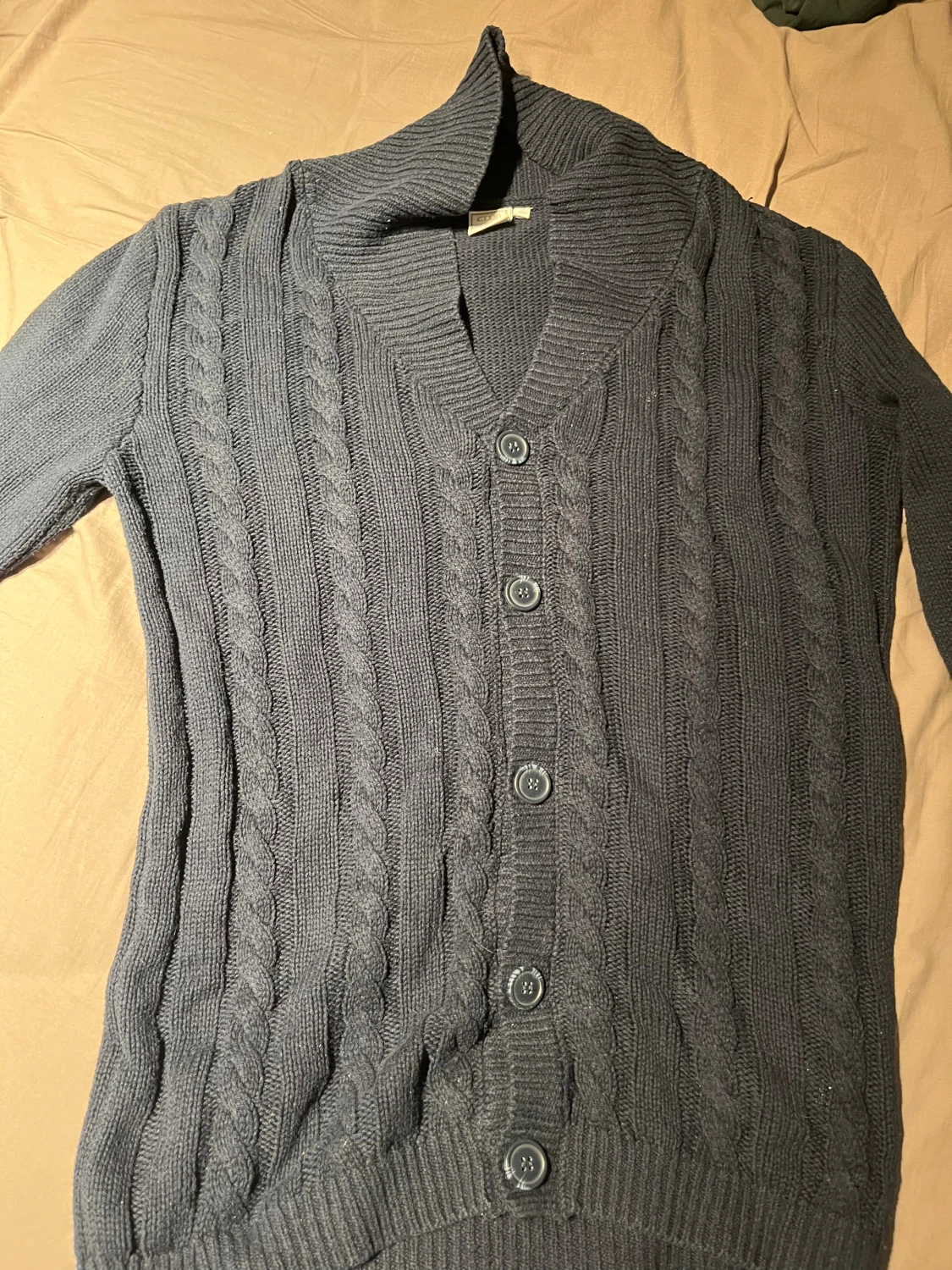 Mörkgrå kabelstickad kofta