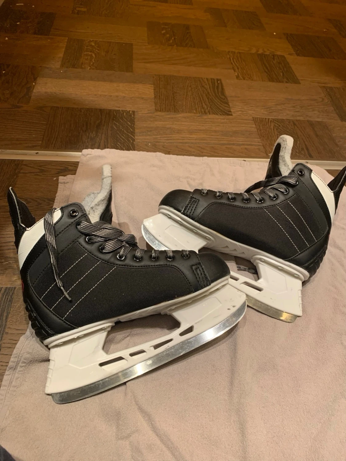 Svarta skridskor Pulse 5 strl 40 - 1