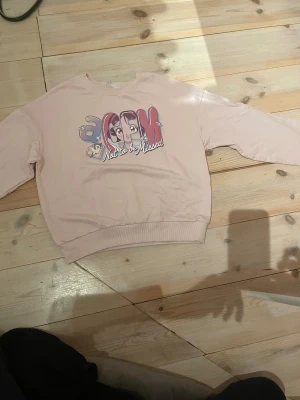 Fin rosa tröja. 🎀 Från HM i storlek 12 till 14 år. - Tröjan är helt ny och har ett fint tryck på framsidan. 