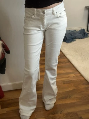 vita stil rena jeans  - vita jeans från bik bok. stl 34. använda en gång 